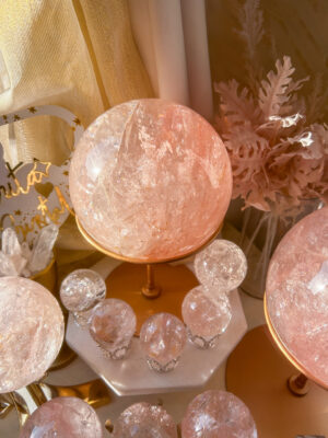 マスターピース・愛の開花 マダガスカルの最高品質 ピンク ヘマタイト クォーツ 🌈 スフィア You are loved 虹がギラギラ・濃いピンク・一部ヘマタイト共生 おおよそ１５cm 3.8kg(回転ゴールドスタンド付き）