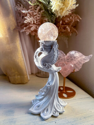 背の高い白い孔雀のゴージャスなスタンド