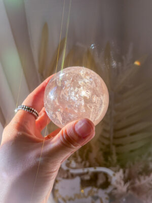 再入荷✨愛の開花 マダガスカルの最高品質 ピンク ヘマタイト クォーツ 🌈 スフィア You are loved 62mm キラッキラ・半分は多層インクルージョン