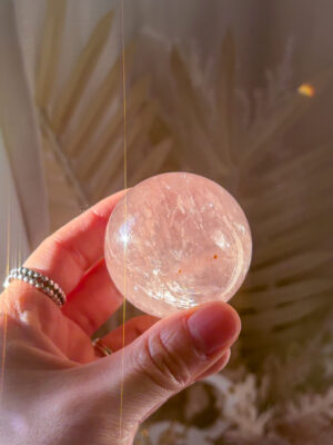 再入荷✨愛の開花 マダガスカルの最高品質 ピンク ヘマタイト クォーツ 🌈 スフィア You are loved 49mm キュートなピンクきらきらの虹