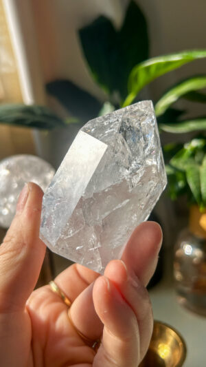 ブラジル産 クラック虹クォーツ Iris crystal