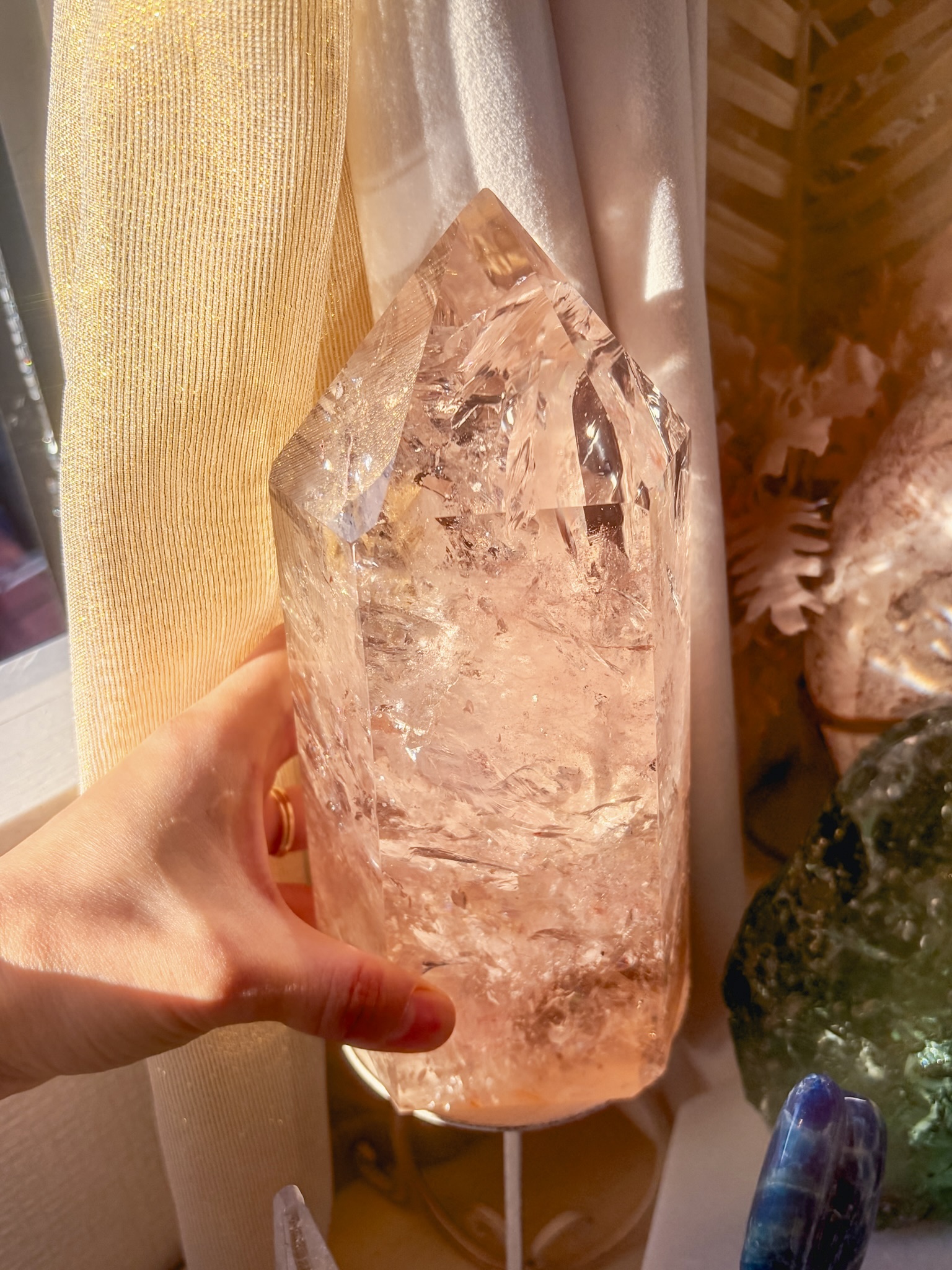 入手困難・世界でたった一つディープスモーキーピンク🩷最高品質ピンクアゼツライト特大タワー🌈の煌めき2.5kg高さ23cm!